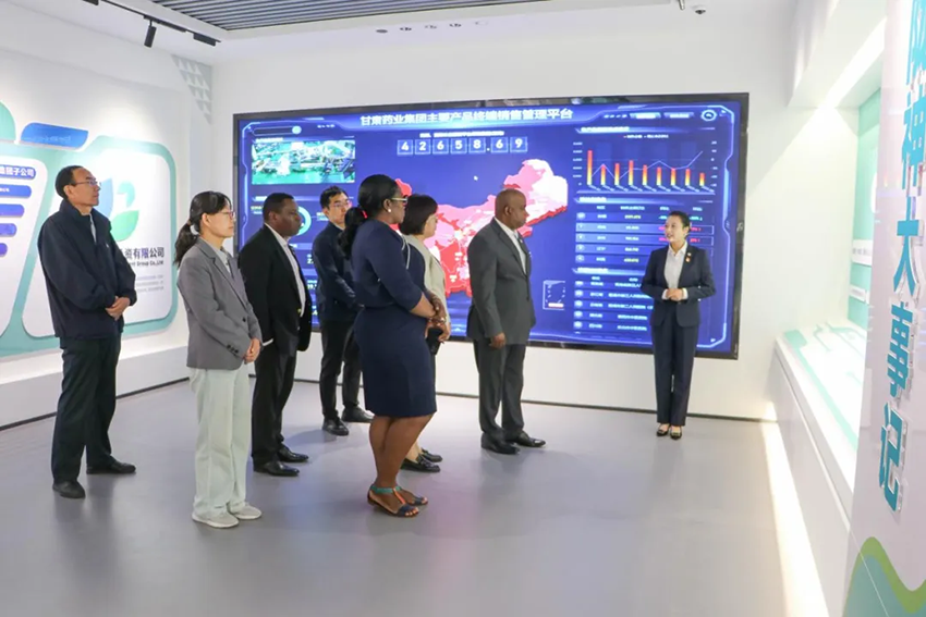 多米尼克国议长约瑟夫·伊萨克一行赴必一运动参观交流