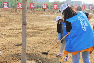 房山700余名机关干部和市民,为高端制造业基地种下新绿